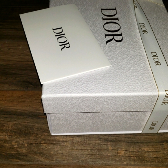 New DIOR Gift Box FULL SET White with Ribbon, Paper, Stuffing & Card - Picture 4 of 9
